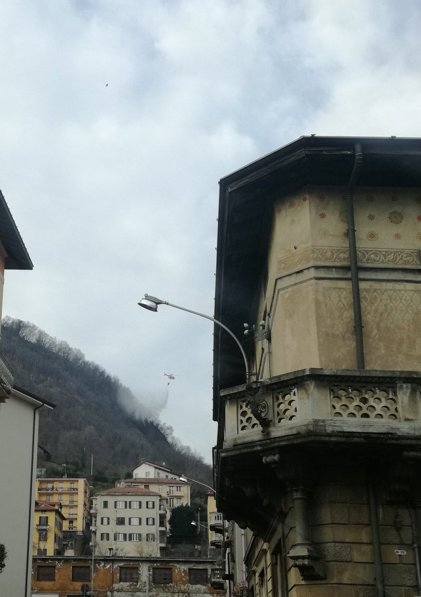 VAB_lombardia's tweet photo. #AIB Lombardia. Incendio bosco 🔥 #como #bardello lanci elicottero in corso 🚁 https://t.co/0vlZs9CTGj