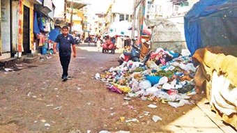 Afternoon_News's tweet photo. Whole lot of #garbage https://t.co/ZcxdBLMpDp #Management #BMC #HWestWard #Mumbai @ShivSena #Missing #Wastebins #ZeroGarbage #HygieneConcern https://t.co/2krjzLHSEw