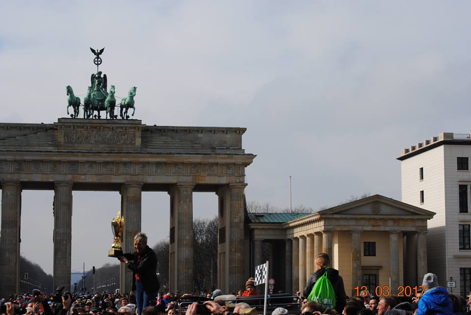 Oldtimer_Tour's tweet image. Heidi #Hetzer mit #Oldtimer Hudo am #BrandenburgerTor nach Weltreise mit Jubel empfangen Foto (C) @aus_BBde -&amp;gt; #Pokal @ADACRallye 12.3.2017