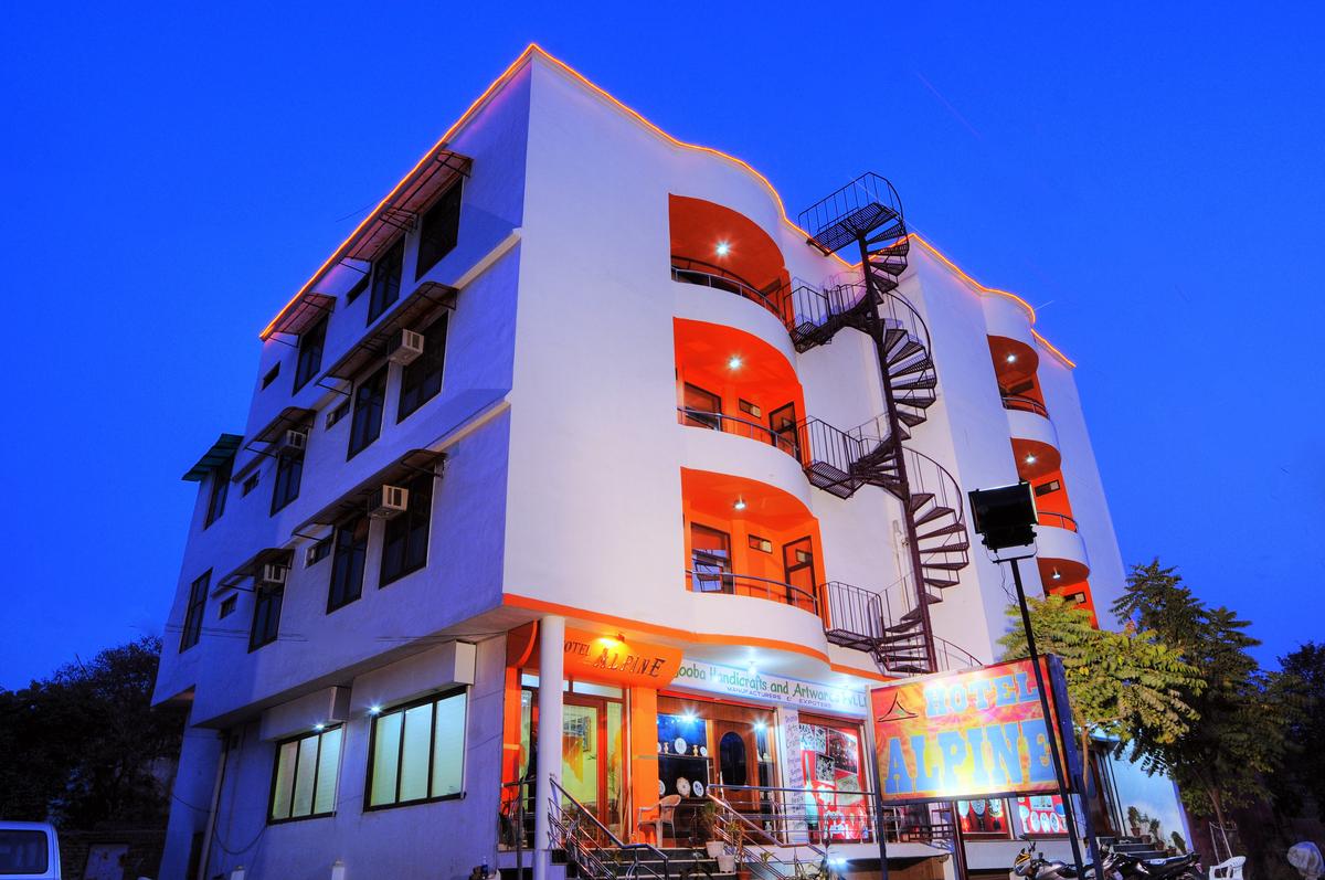GDSHOTELS1's tweet photo. #HotelAlpine , #Agra , India
https://t.co/O3KEnQz8xf
Call For Best Rate : +91 7428822220 https://t.co/R6UWDlhWt3