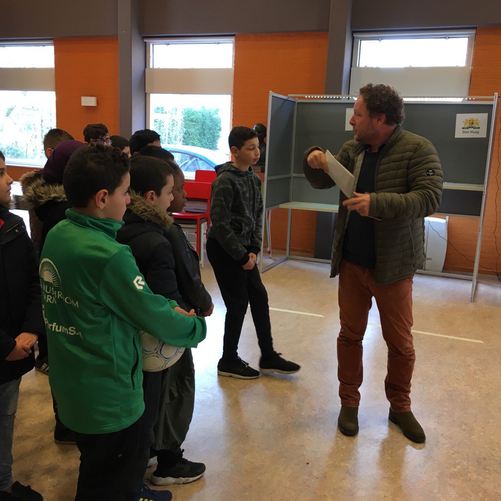 Schilderswijk: Meester Arno neemt zijn leerlingen mee naar stembureau Hoefkade #tk17 #ikstem