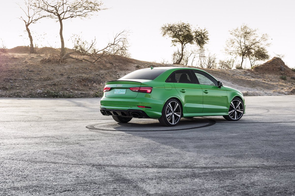 AudiUKPress's tweet photo. #NewRS3 aluminium inline five has +33PS (max. 7,000rpm) & 15 more Nm of torque (1,700 - 5,850rpm). The engine itself is less than 50cm long https://t.co/2A2o74DtUQ