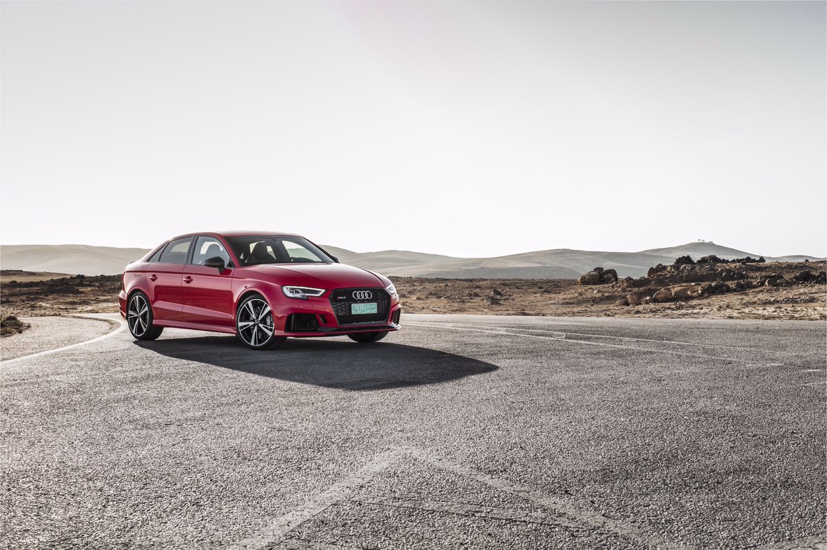 AudiUKPress's tweet photo. #NewRS3 aluminium inline five has +33PS (max. 7,000rpm) & 15 more Nm of torque (1,700 - 5,850rpm). The engine itself is less than 50cm long https://t.co/2A2o74DtUQ