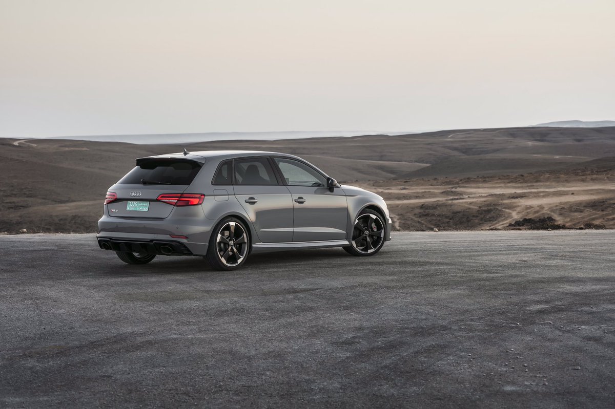 AudiUKPress's tweet photo. #NewRS3 aluminium inline five has +33PS (max. 7,000rpm) & 15 more Nm of torque (1,700 - 5,850rpm). The engine itself is less than 50cm long https://t.co/2A2o74DtUQ