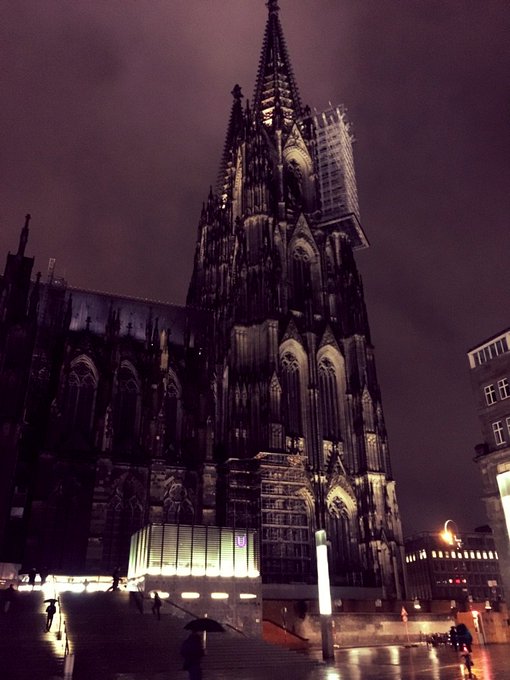 一昨日まで、1週間ほどドイツに一人旅に行っておりました!建物も人も食べ物もでっかくて、面白かったです。しかし帰りの飛行機で風邪をもらって来てしまい、今日は大人しくしてます… 