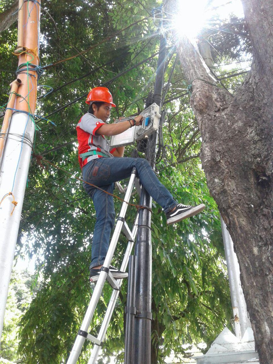 repdienz's tweet photo. Pentingnya Alat Keselamatan Kerja Untuk Pekerja @_funtastic5_ @parwi66 #SemangatKerjaTR5 #GEMATREG5 #CCANSQUAT https://t.co/vhRD8dowGc