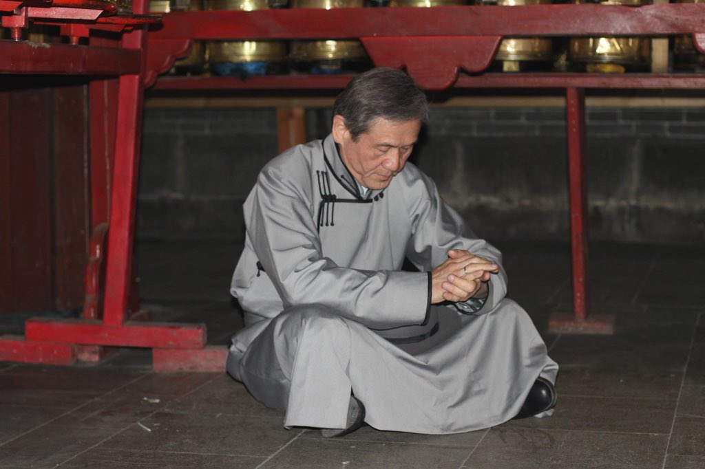 batzorig2012's tweet image. Түүнд алдаа бий ч найман жилийн дараа харьцуулахад Монгол хүний ноён нуруутай л төрийн зүтгэлтэн байжээ.