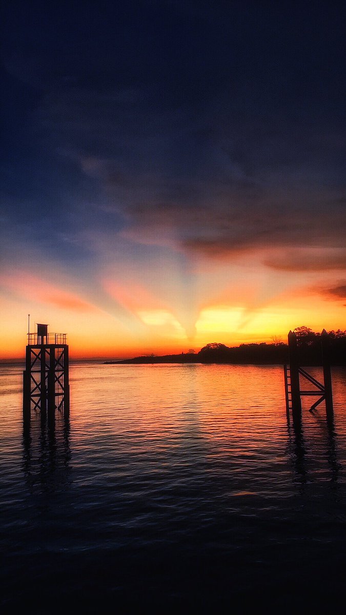 Bunbajee's tweet photo. Happy #HumpDay evening from up in the Gulf. #Gununa #sunset, #Lardil #Aboriginal #IslandLife https://t.co/9r6h33mOz0