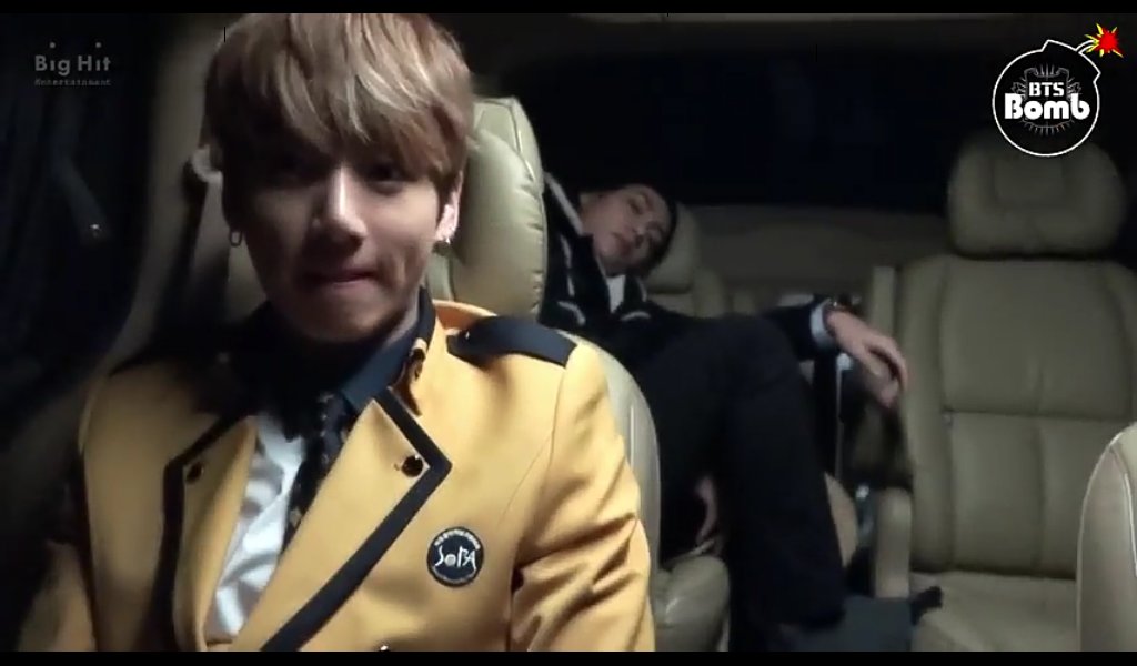 avocadontw's tweet photo. taehyung being extra https://t.co/YLG3zMelzC