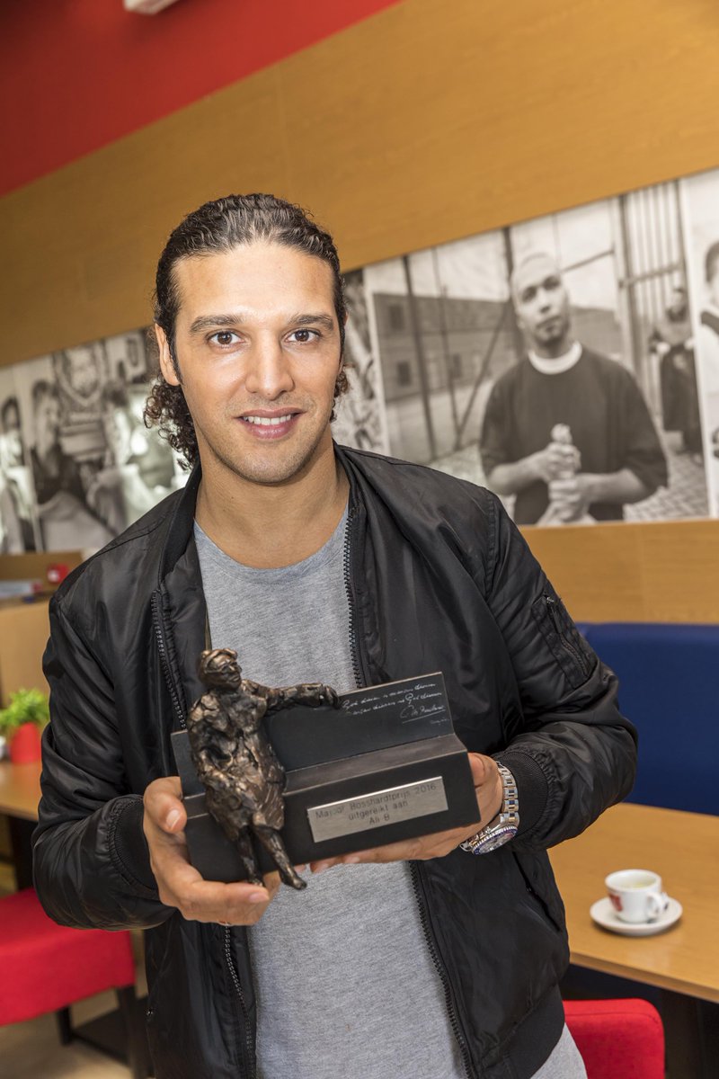 Legerdesheils's tweet photo. Ali B. ontving vandaag de Majoor Bosshardtprijs! https://t.co/EWc7Zc1Kms https://t.co/nUEgIc3IEL