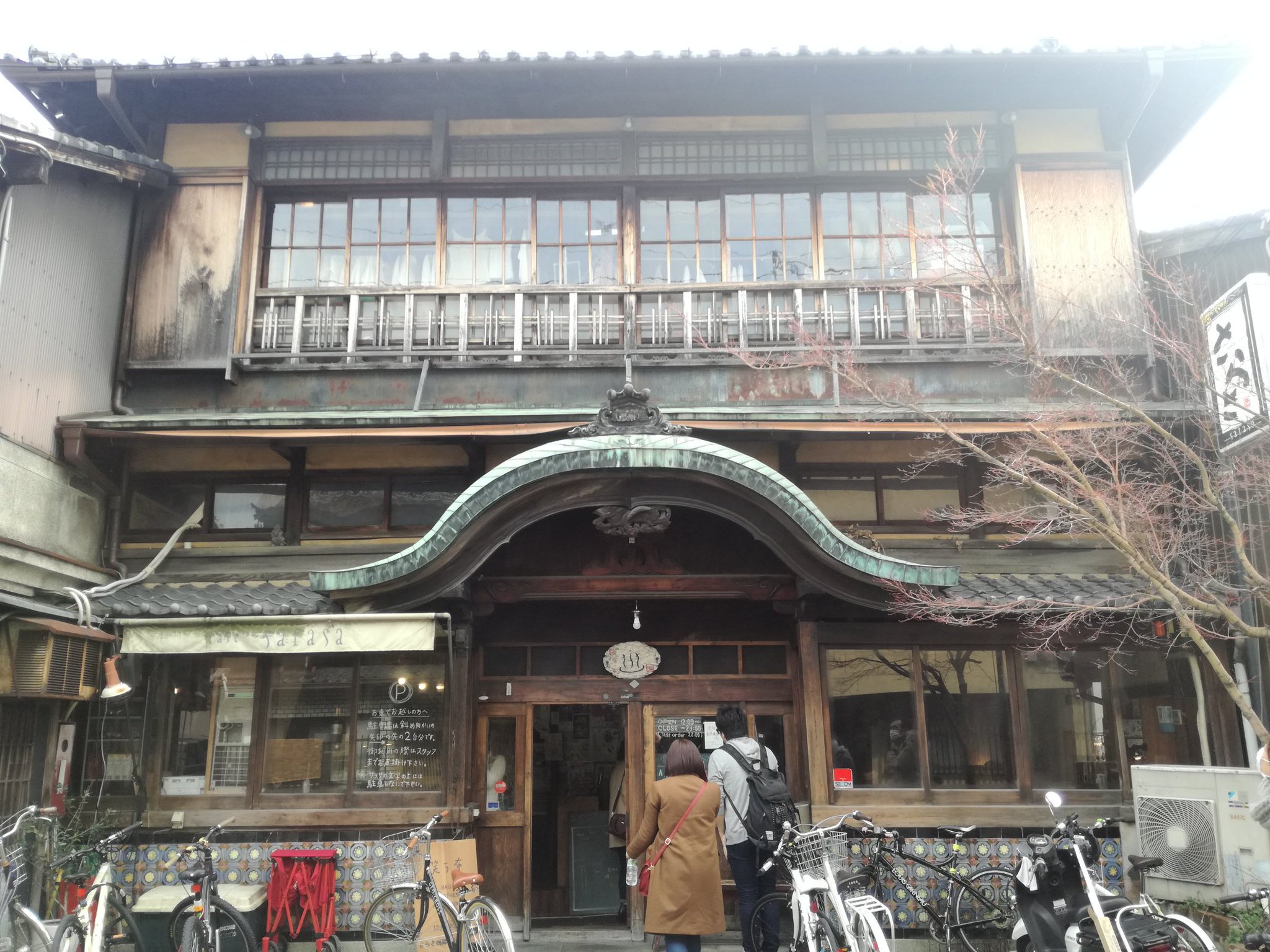 先生こと 瀬田 Plnbm6xqai Na Twitteru 一回目の京都聖地巡礼で回ったさらさ西陣 巡礼した時にも貼ったけど 別サイドの写真を 駅から離れてる場所にあるせいか 入り口前に停めてある自転車多めでした ぼくは明日