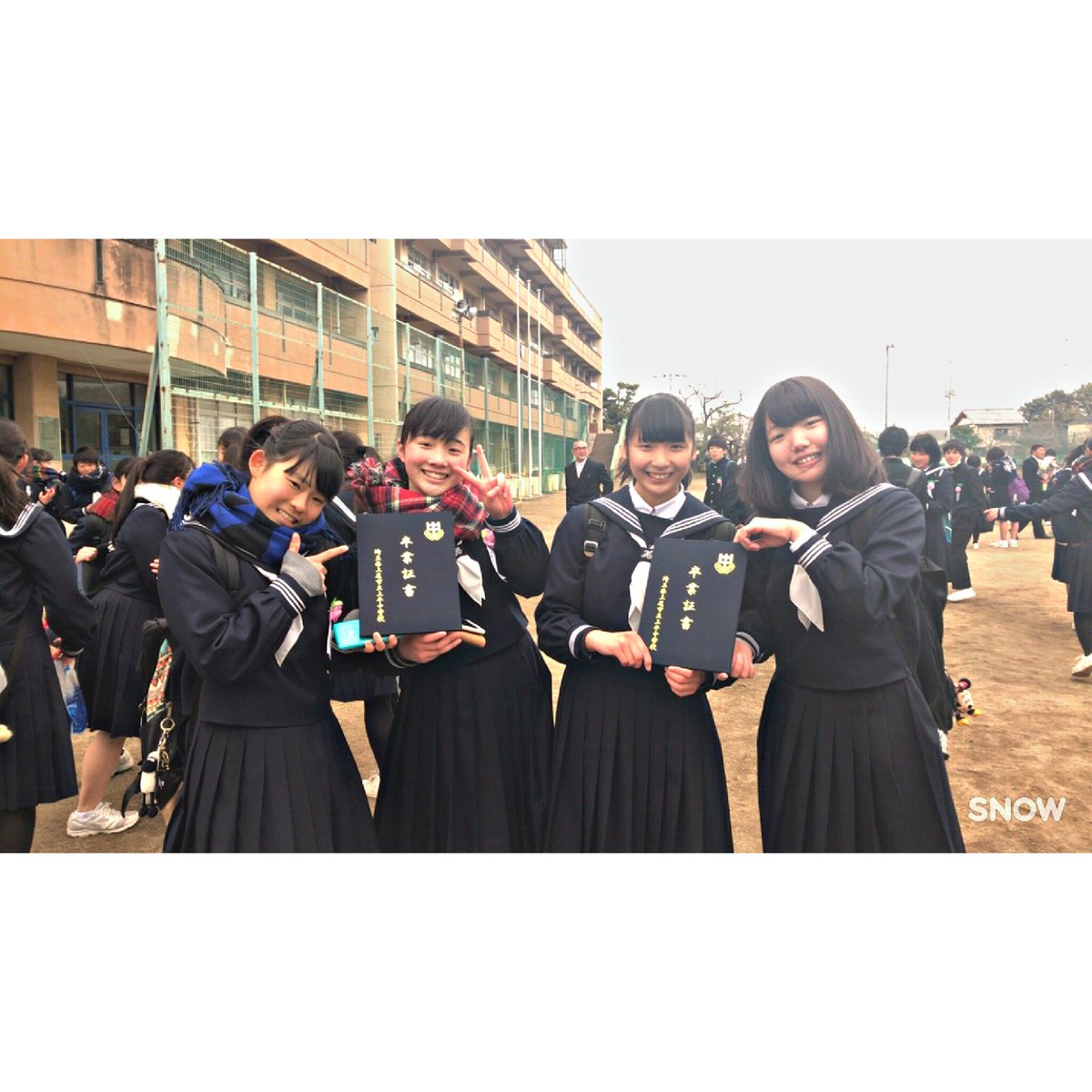 StichYumi's tweet photo. 今日で上平中を卒業しました。楽しいこともあったけど、辛いことの方が多かったかな😂緑学年ほんとによかったです！みんなに出会えて最高でした🌈🌈
4組 女陸 上平中 緑学年 ちみりゆ 仲良くしてくれたみんなありがとう💞またどこかでみんなに会えますよーに👋
写真全部のせられなくてごめんね https://t.co/YTPhYXIq64