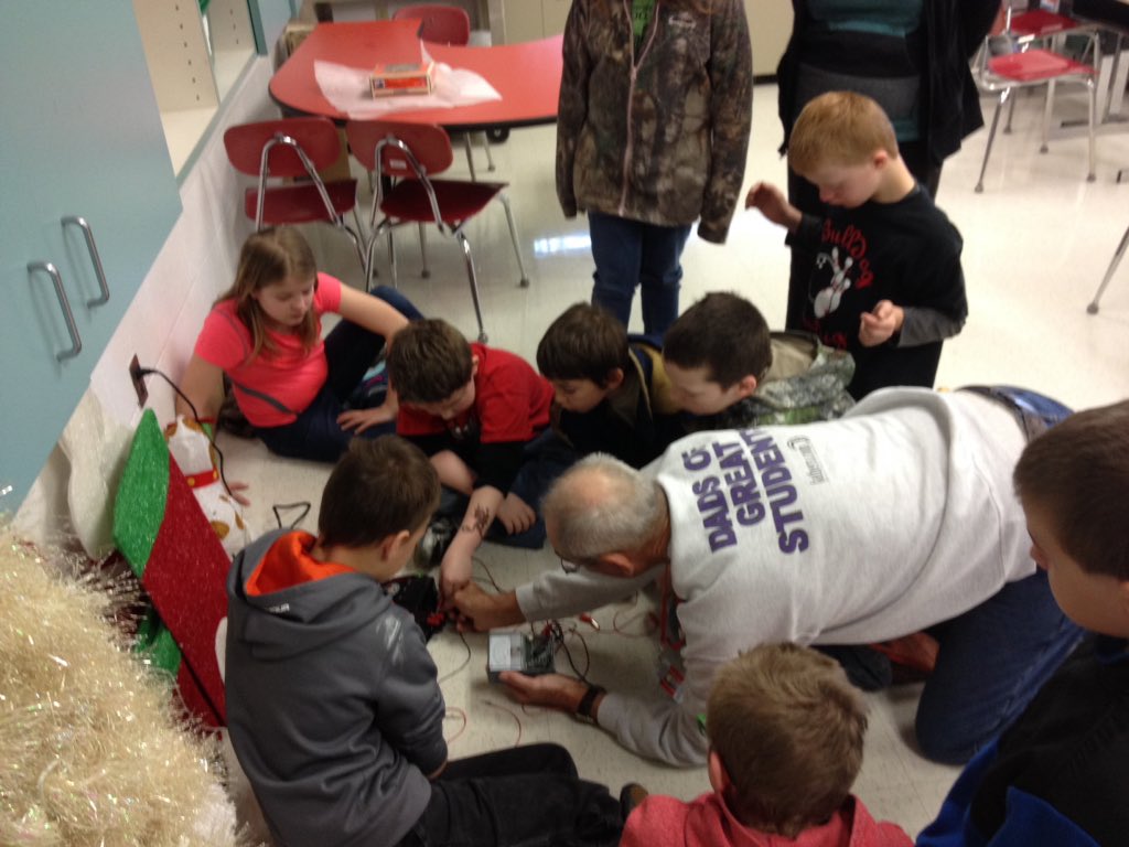 ssmithstc's tweet photo. Open &amp; closed circuits with Mr. Geisert for science Wednesday! Which is which? Ask our 4th graders @edgar_murray!! #stcr13 @CheriIngle202 https://t.co/xNgESIUsvn