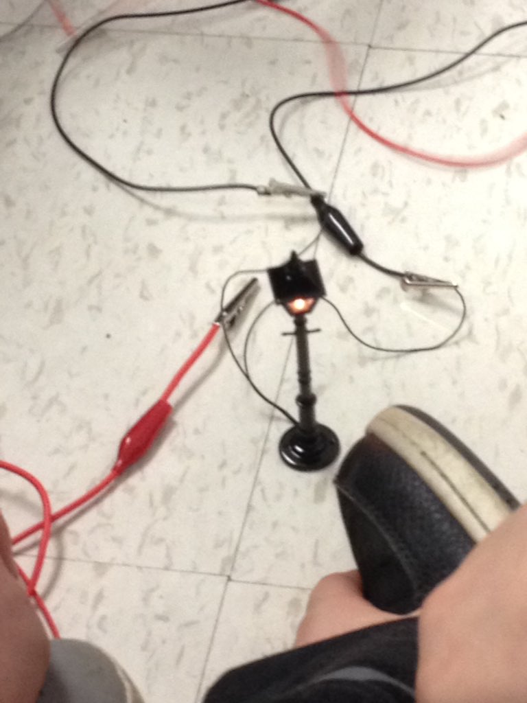 ssmithstc's tweet photo. Open &amp; closed circuits with Mr. Geisert for science Wednesday! Which is which? Ask our 4th graders @edgar_murray!! #stcr13 @CheriIngle202 https://t.co/xNgESIUsvn