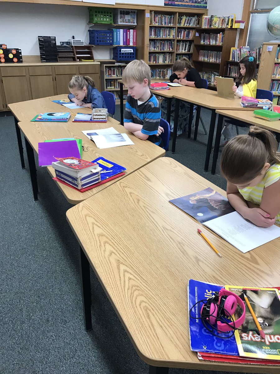 MrsHallsClass's tweet photo. Excited to explore many different kinds of poetry this morning. https://t.co/2Pcwo5tkNV