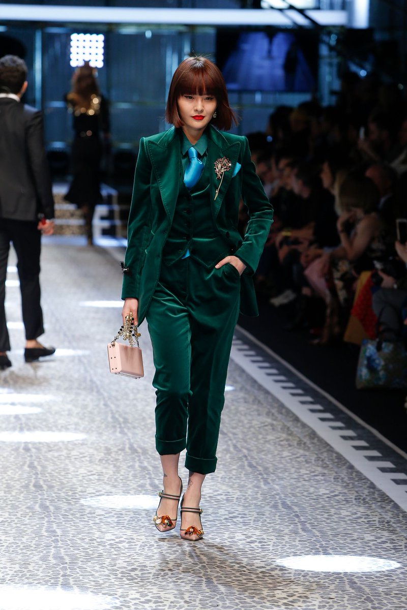 modnimarketing's tweet photo. Dolce and Gabbana Fall Winter 2017-18 Women #fashion #fashionstyle #lifestyle #modnimarketing #fashiondesign https://t.co/IPPdaF4xg9