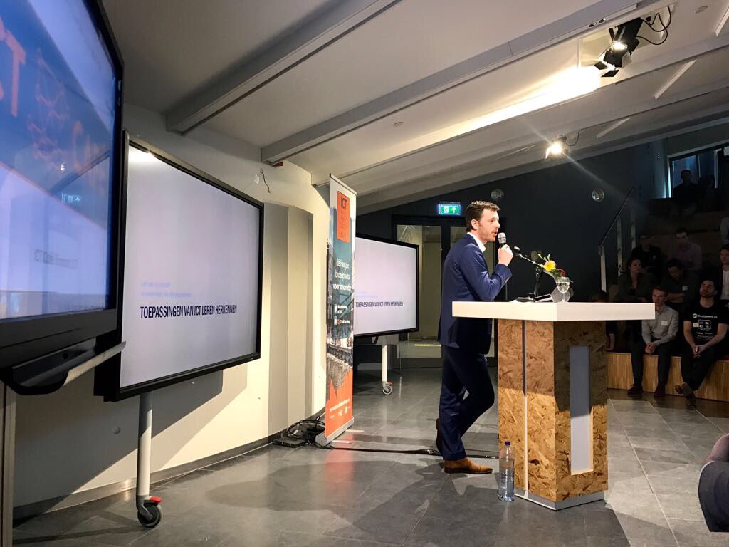 ictcafedenhaag's tweet photo. .@ipoulissen geeft advies: 'Wacht niet op de landelijke politiek, maar begin alvast! Ga aan de slag met docenten, samen' #ICT070 #onderwijs https://t.co/oFqSQSHg6X
