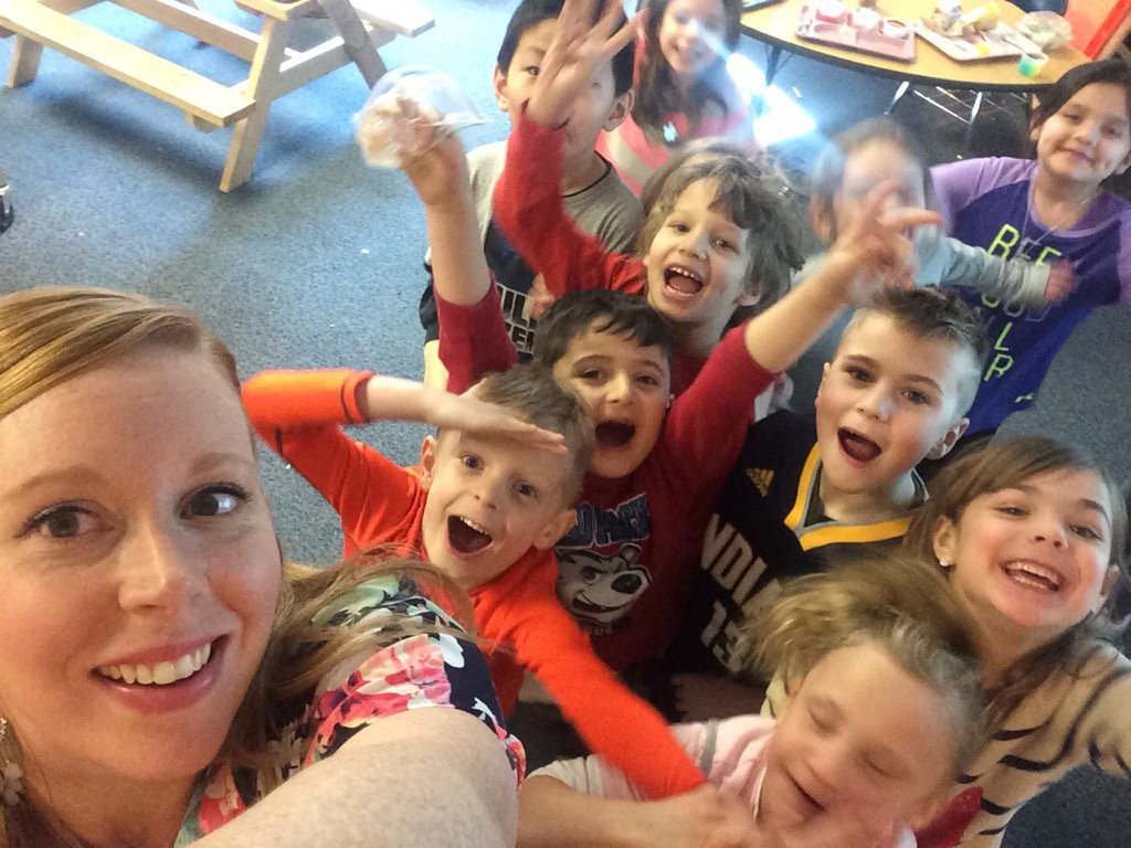 Renner1Jessie's tweet photo. Lunch bunch! #treasurebox @FEShseIN https://t.co/kkkTlufmNl