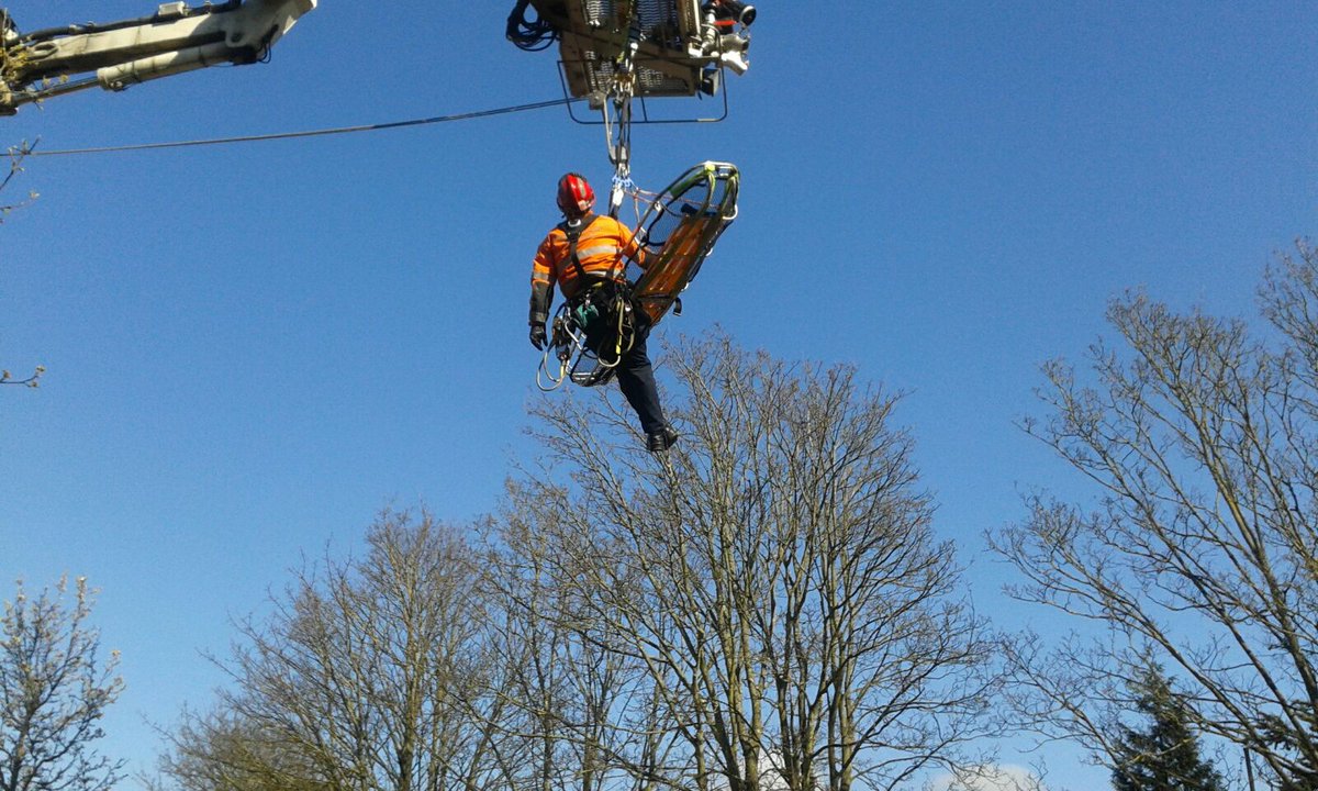 HantsIOW_USAR's tweet photo. USAR #techRope team and @Southsea24 ALP demonstrate the high deviation setup @portsmouthuni International Emergency Response @Hants_fire https://t.co/xna0oRTiOK