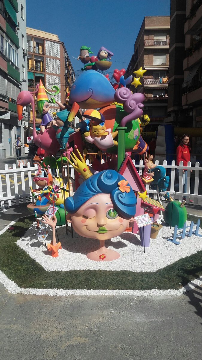 FLuisLamarca's tweet photo. #planta2017 @XimoFoix @Since_1979  #LLV «IMAGINA» un elefant volant, la grafitera pintant l'arcoiris.Tot està passant: nostra FALLA INFANTIL https://t.co/NneM0kgbsF