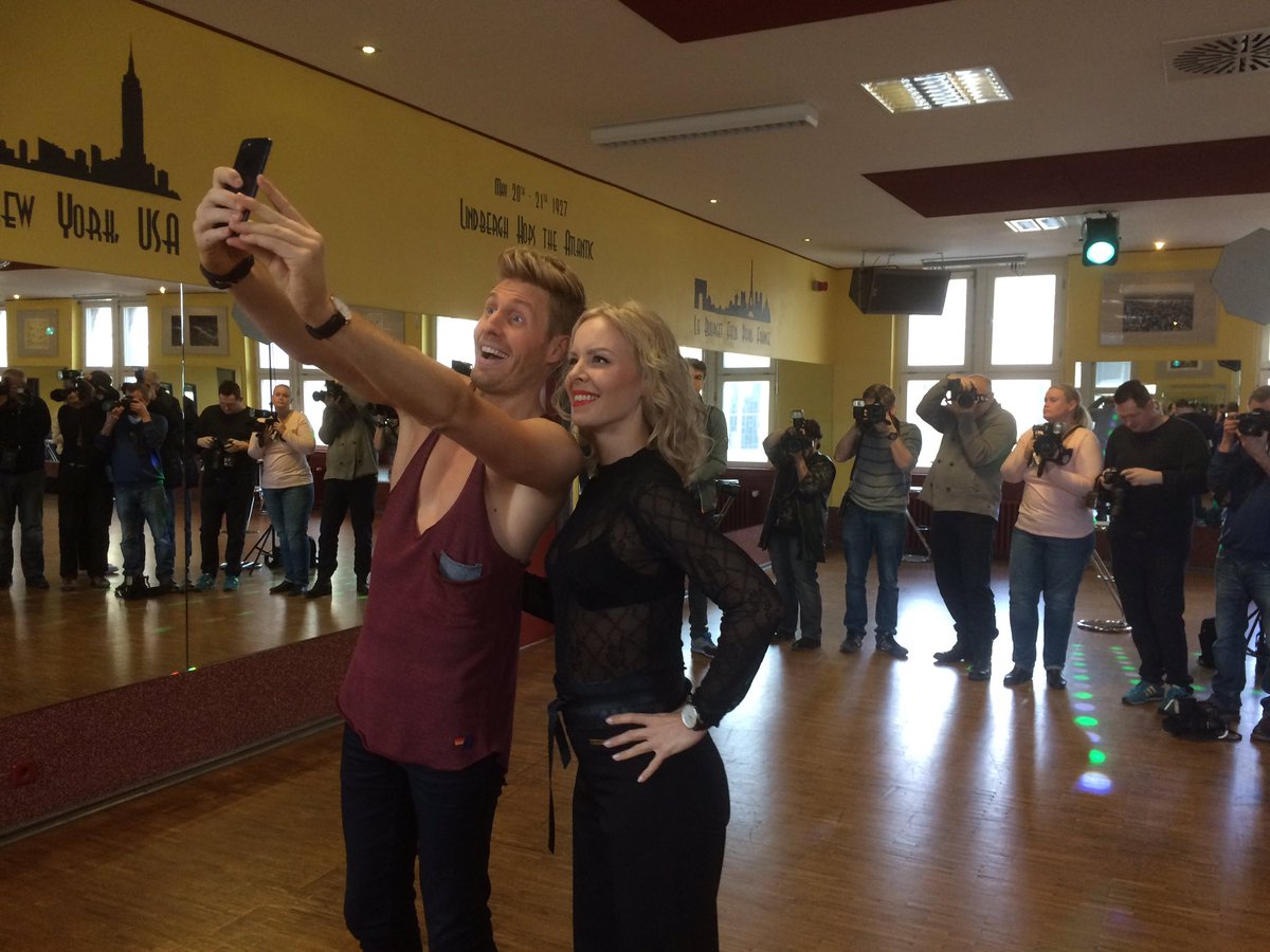 RTL_com's tweet photo. #Selfiealarm beim @letsdance Pressetraining mit #MaximilianArland & #IsabelEdvardsson. Freitag geht's endlich in die Live Shows 💃🏻 https://t.co/ll9LoS7s3H