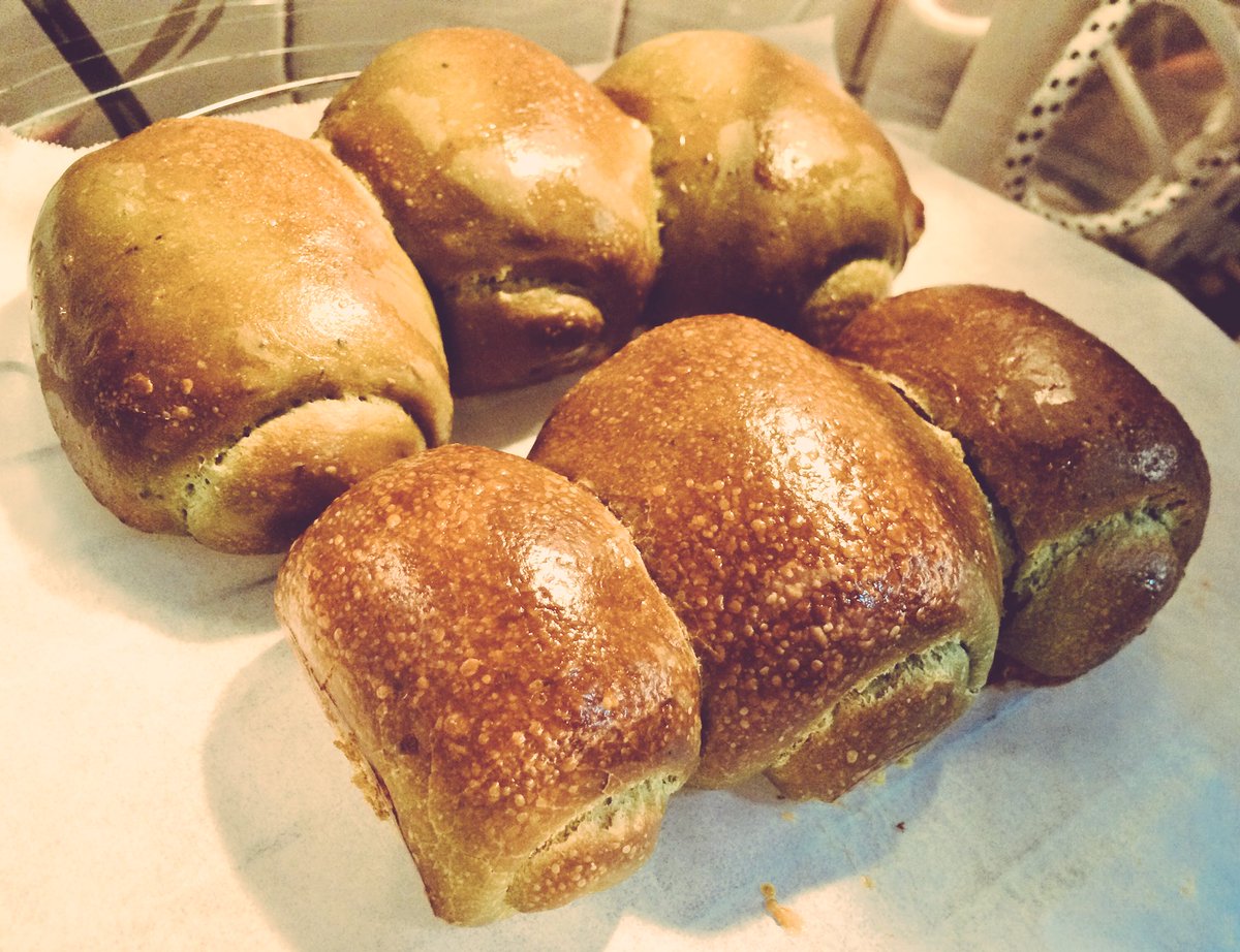 CelinaChoo's tweet photo. When the hands are itchy again.. #nobreadmaker #greentea #homemadebread #tangzhong #dontjudgethebookbyitscover https://t.co/MoXAMUwieo