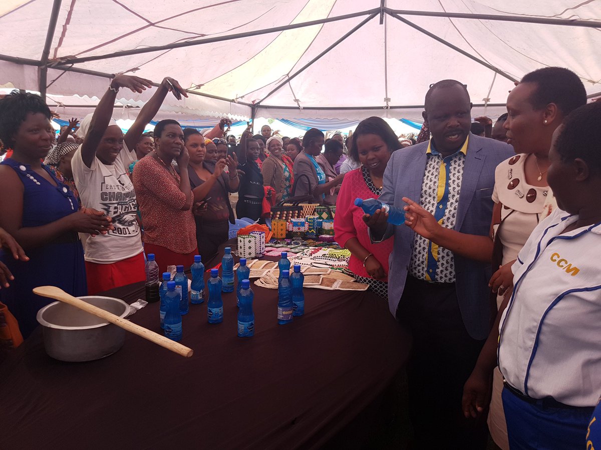 IsaacRutoGov's tweet photo. Admiring beadworks and other products done by women groups trained under the County First Lady Women Empowerment and Mentorship Initiatives. https://t.co/zFZ013JTqY