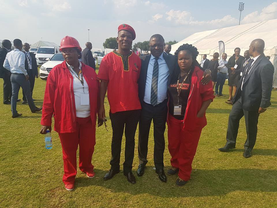 my013News's tweet photo. Collen Sedibe says fighters taking photo with Mabuza 'no strings attached' - https://t.co/opgCbjjKUH https://t.co/KWWGPthBl9