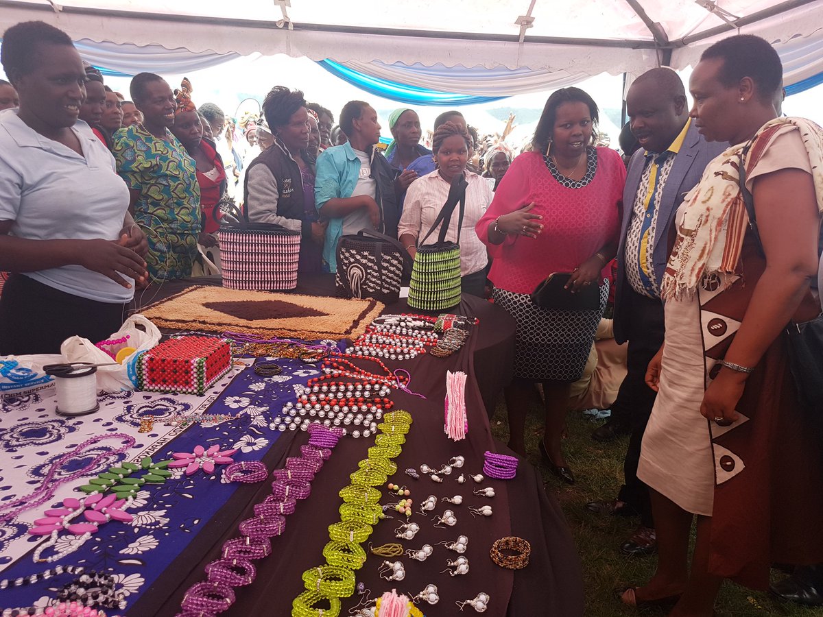 IsaacRutoGov's tweet photo. Admiring beadworks and other products done by women groups trained under the County First Lady Women Empowerment and Mentorship Initiatives. https://t.co/zFZ013JTqY