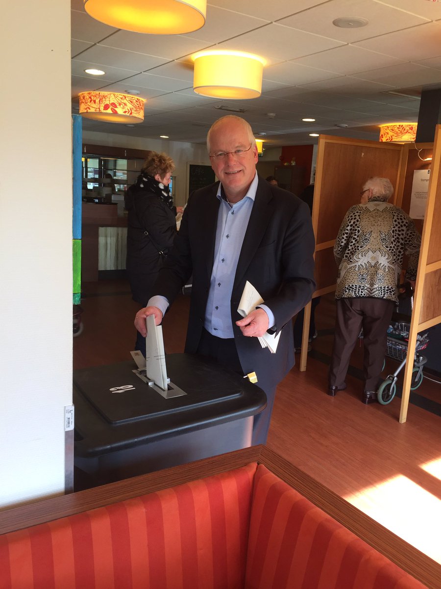 Wethouder Marcel Fluitman stemt in Wijkservicepunt Noord