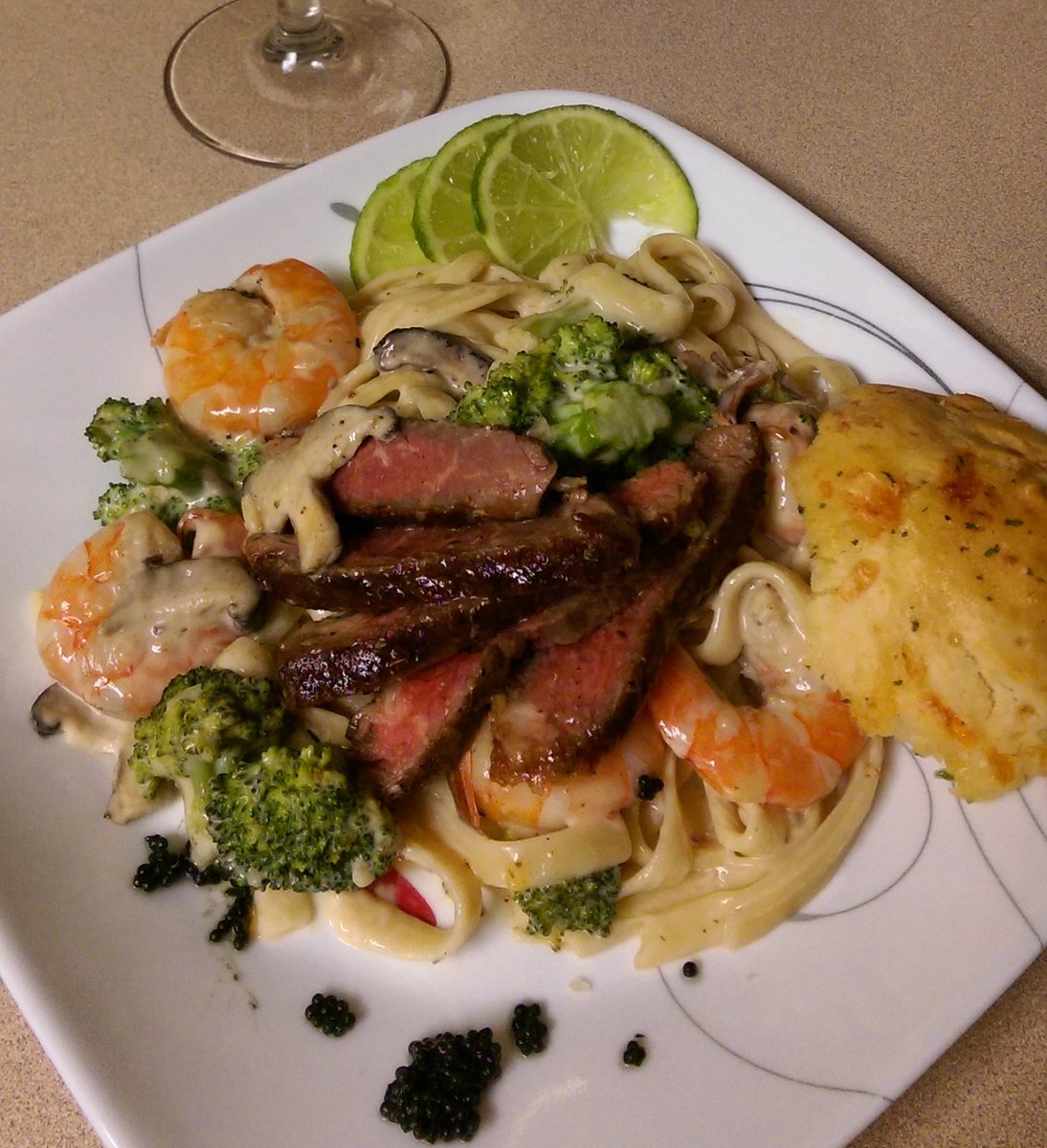 EpiphanyLuv's tweet photo. SURFNTURF ALFREDO WITH A CAVIAR PARMESAN SAUCE 😊 😊 For You @LilTunechi #Homecooking https://t.co/xcihhDqJgG