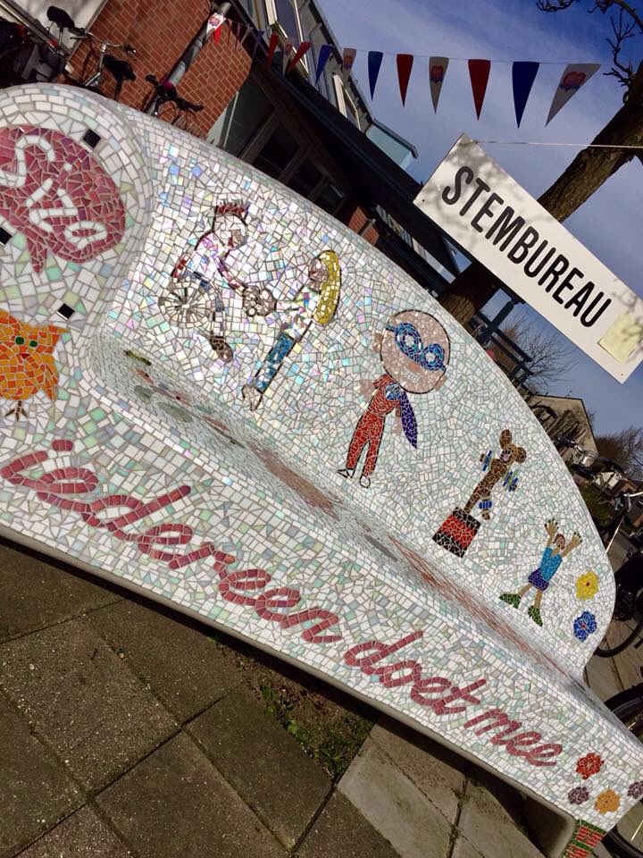 Mooi 😍 De mooie SocialSofa, die de mensen van Siza samen met MooiWerk hebben ontworpen. Iedereen doet mee. <a href="/MooiWerkArnhem/">MooiWerk</a> <a href="/SizaRWLW/">Siza Rijkerswoerd/LW</a>