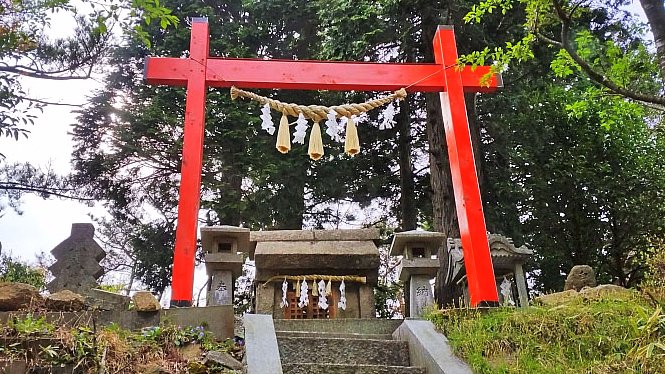kenbunblog's tweet photo. 兵庫県西宮市の六甲山上にある六甲山神社（むこやまじんじゃ）です。菊理媛命を祀る白山信仰の神社であり、拝殿の奥に石の宝殿（いしのほうでん）と呼ばれる巨大な石祠が設置されていることが特徴的です。 https://t.co/k0rsQIGYAr https://t.co/OQ0nycw6QD