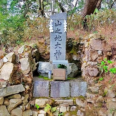 kenbunblog's tweet photo. 兵庫県西宮市の六甲山上にある六甲山神社（むこやまじんじゃ）です。菊理媛命を祀る白山信仰の神社であり、拝殿の奥に石の宝殿（いしのほうでん）と呼ばれる巨大な石祠が設置されていることが特徴的です。 https://t.co/k0rsQIGYAr https://t.co/OQ0nycw6QD