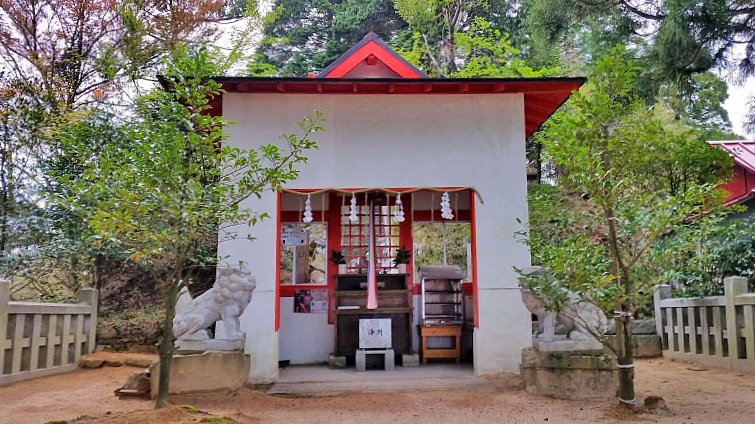 kenbunblog's tweet photo. 兵庫県西宮市の六甲山上にある六甲山神社（むこやまじんじゃ）です。菊理媛命を祀る白山信仰の神社であり、拝殿の奥に石の宝殿（いしのほうでん）と呼ばれる巨大な石祠が設置されていることが特徴的です。 https://t.co/k0rsQIGYAr https://t.co/OQ0nycw6QD