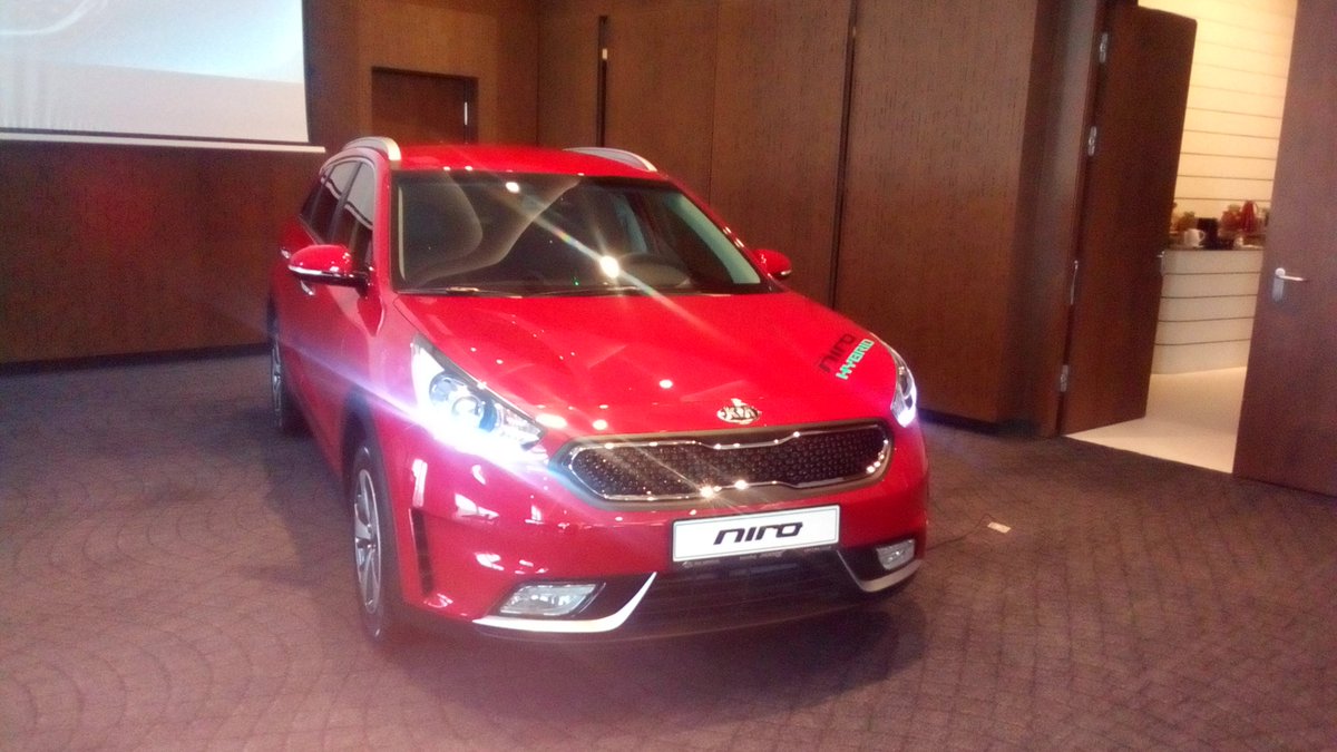LepeVestiX's tweet photo. #kia predstavlja nove modele #kianiro i #optimahibridplugin i #kiaoptimasw https://t.co/4wzdpiapd6