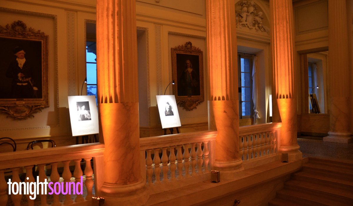 tonightsound's tweet photo. Mise en lumière par https://t.co/gQUFZQ3xjp du @TheatreOdeon pour Chloé lors de la Paris Fashion Week 2017 #PFW #AW17 #Chloe #Paris https://t.co/5AYtPbsOEY