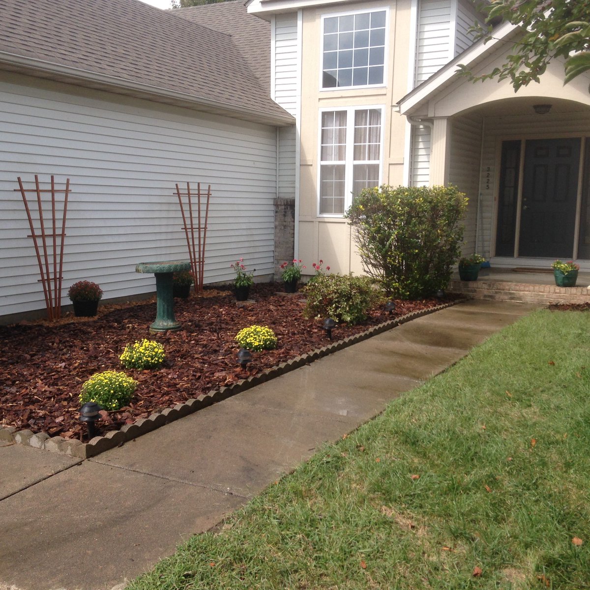 QuickFixNow's tweet image. Upping curb appeal is an economical way to add perceived value to your home with a little paint, a new light, a mailbox or a bit of cleanup