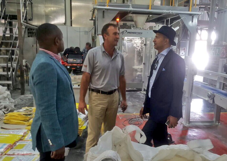 moise_katumbi's tweet photo. A 45$/sac de farine, les #Congolais ne peuvent plus se nourrir. Pour eux, j'envoie 100000 tonnes de farine au #Katanga à 8$/sac. Courage! https://t.co/BkCUNelVI8