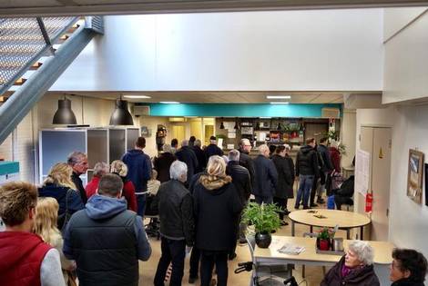 Twee rijen dik wachten in stembureau dlvr.it/NdQZRW