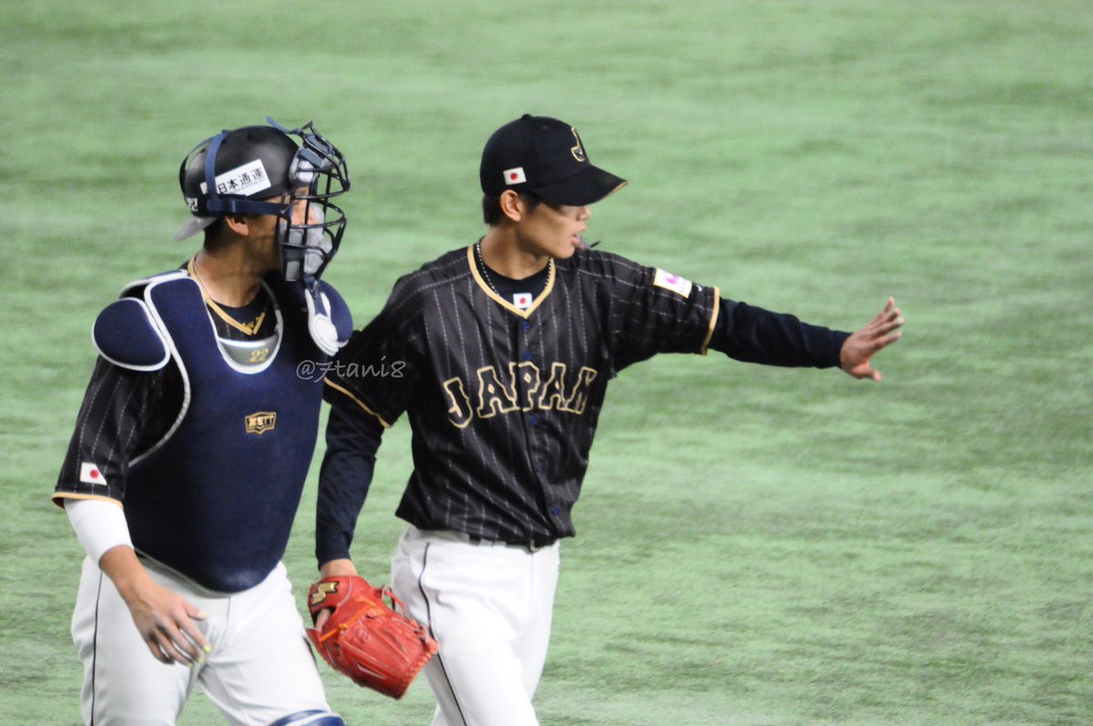 たーにー 小林誠司 岡田俊哉 あのピンチを見事ゲッツーに抑えたあと あの時はほんと鳥肌立った 17 03 08 Wbc17 無断転載転用はご遠慮ください