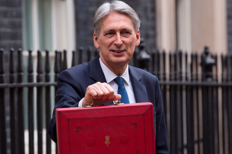 MirrorPolitics's tweet photo. BREAKING: Tory Chancellor Philip Hammond SCRAPS £2bn tax hike in gigantic Budget U-turn
https://t.co/vlVB0A7GRy https://t.co/iCIE0A0ivh