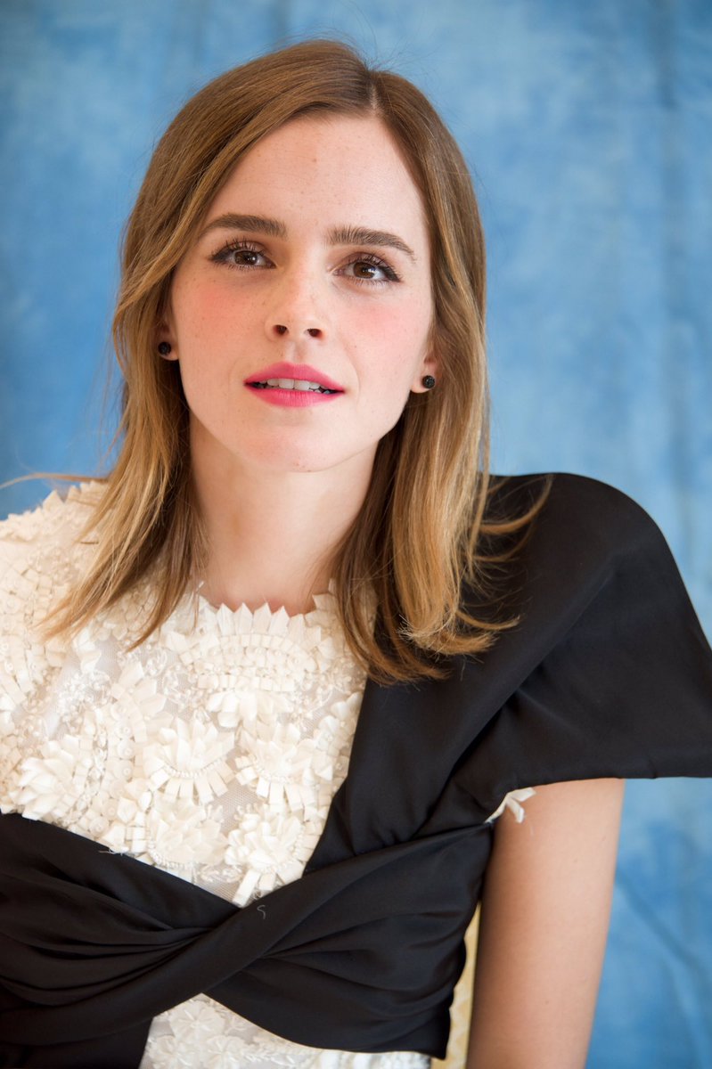 EmWatsonJP's tweet photo. 【ラ・ラ・ランドについて】
エマ・ワトソン：
『美女と野獣の為に乗馬、歌、ダンスのレッスンをロンドンで３ヶ月くらいする必要があったの。その頃ラ・ラ・ランドのオファーもあったんだけど、ロンドンを離れるわけにはいかなかったのよ。』
※抜粋意訳

スケジュールの兼ね合いだったようです。 https://t.co/MWS0d1qK7J
