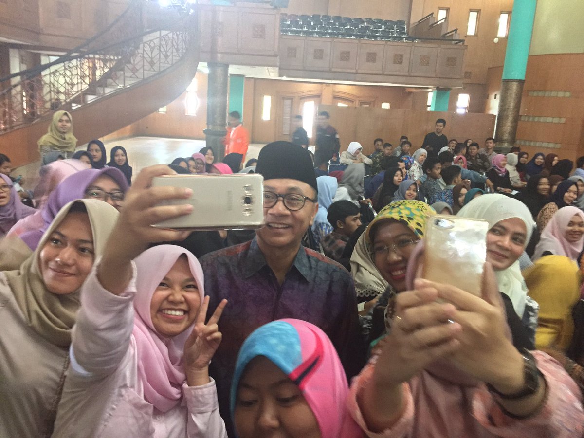 ZUL_Hasan's tweet photo. Terima kasih sahabat2 di UPI &amp; Unikom Bandung. Inilah generasi bangsa yg berdialog tanpa benci, tanpa merendahkan, tanpa mencaci 😊 https://t.co/BAb5itiorg