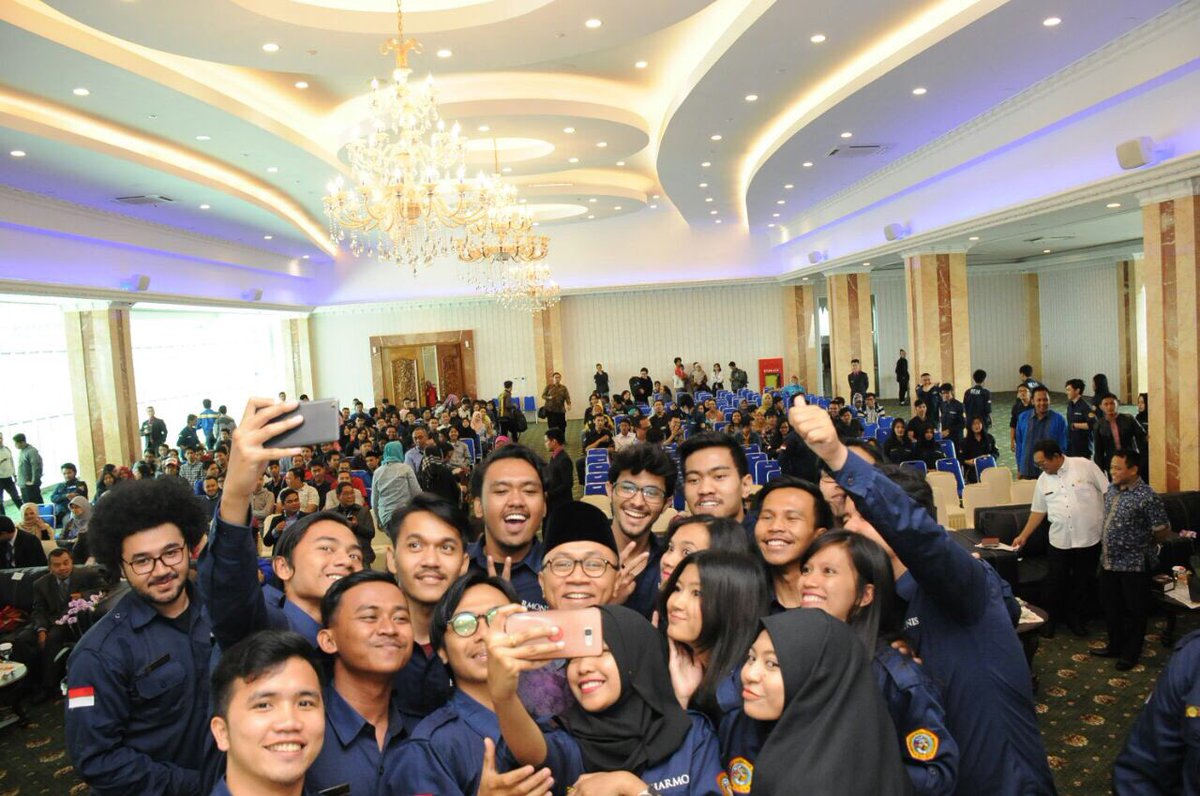 ZUL_Hasan's tweet photo. Terima kasih sahabat2 di UPI &amp; Unikom Bandung. Inilah generasi bangsa yg berdialog tanpa benci, tanpa merendahkan, tanpa mencaci 😊 https://t.co/BAb5itiorg