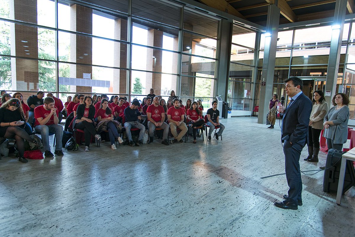 casaestudiante's tweet photo. ¡Tenemos crónica de @TribunaComplu sobre agradecimineto del rector @carlosandradas a #estudiantesUCM! #AULA2017  https://t.co/N11O8q71xD https://t.co/ypYvqNYnIG