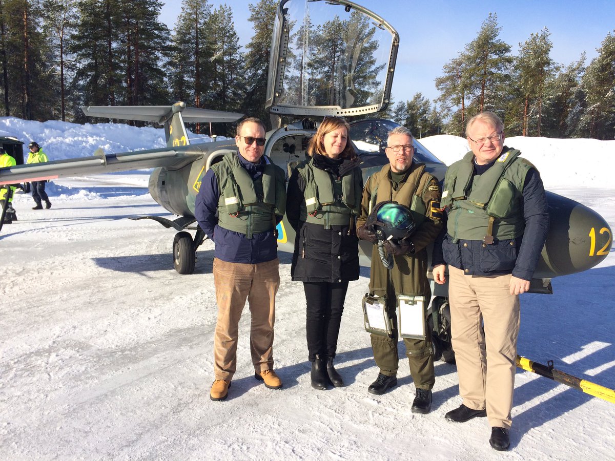 Försvarsminister Peter Hultqvist har besökt F 21. I går samtal m rekryter. Idag besökt stridsflygdiv + flygn i övnomr #svfm <a href="/ForsvarsdepSv/">Försvarsdepartementet</a>