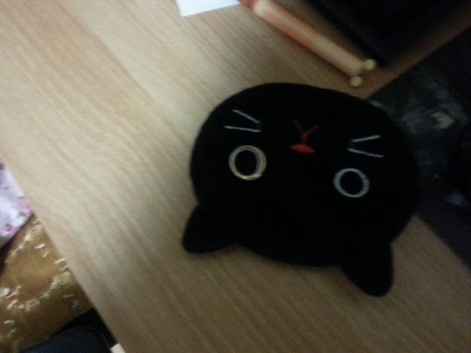 FatswallowF's tweet photo. 와이프가 우리 커플링을 잃어버려서 난리가 났었다. 책상 위에 벗어둔거같다고 했는데 아침에는 결국 못 찾고 출근했다가 다시 저녁에 와서 침대도 밀고 온갖 난리를 했는데 결국 책상 위에 있긴 있었다 그런데 그게 어디있었냐면 https://t.co/VhHF5dILlc
