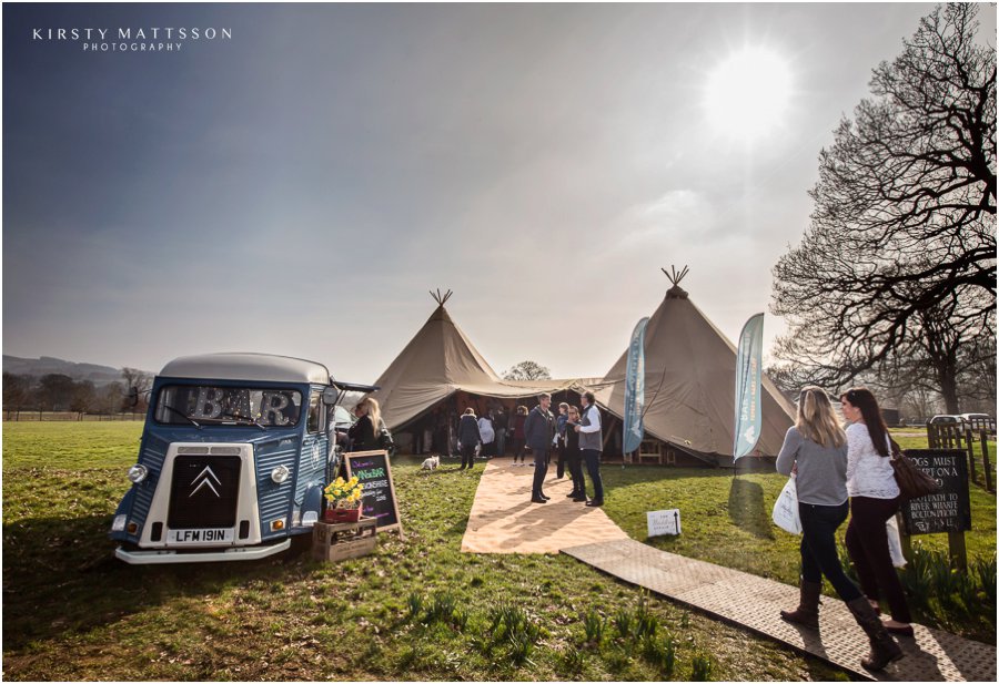 Read our Top Tips to host your gorgeous marquee/tipi wedding! bit.ly/2m1Ca6F  #weddinghour