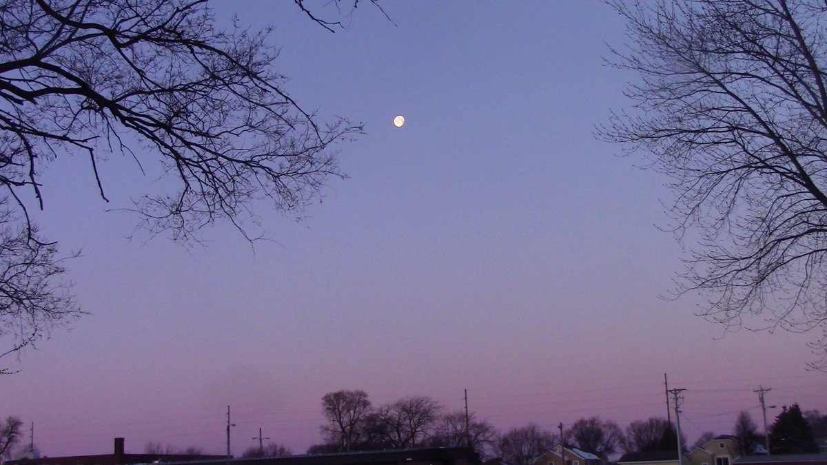 TwisterSeekers's tweet image. The #Moon during #Sunrise this morning View from #QuadCities @weatherchannel @WxLadyKatie @WunderCave #wutv #ilwx @NWSQuadCities @JimCantore